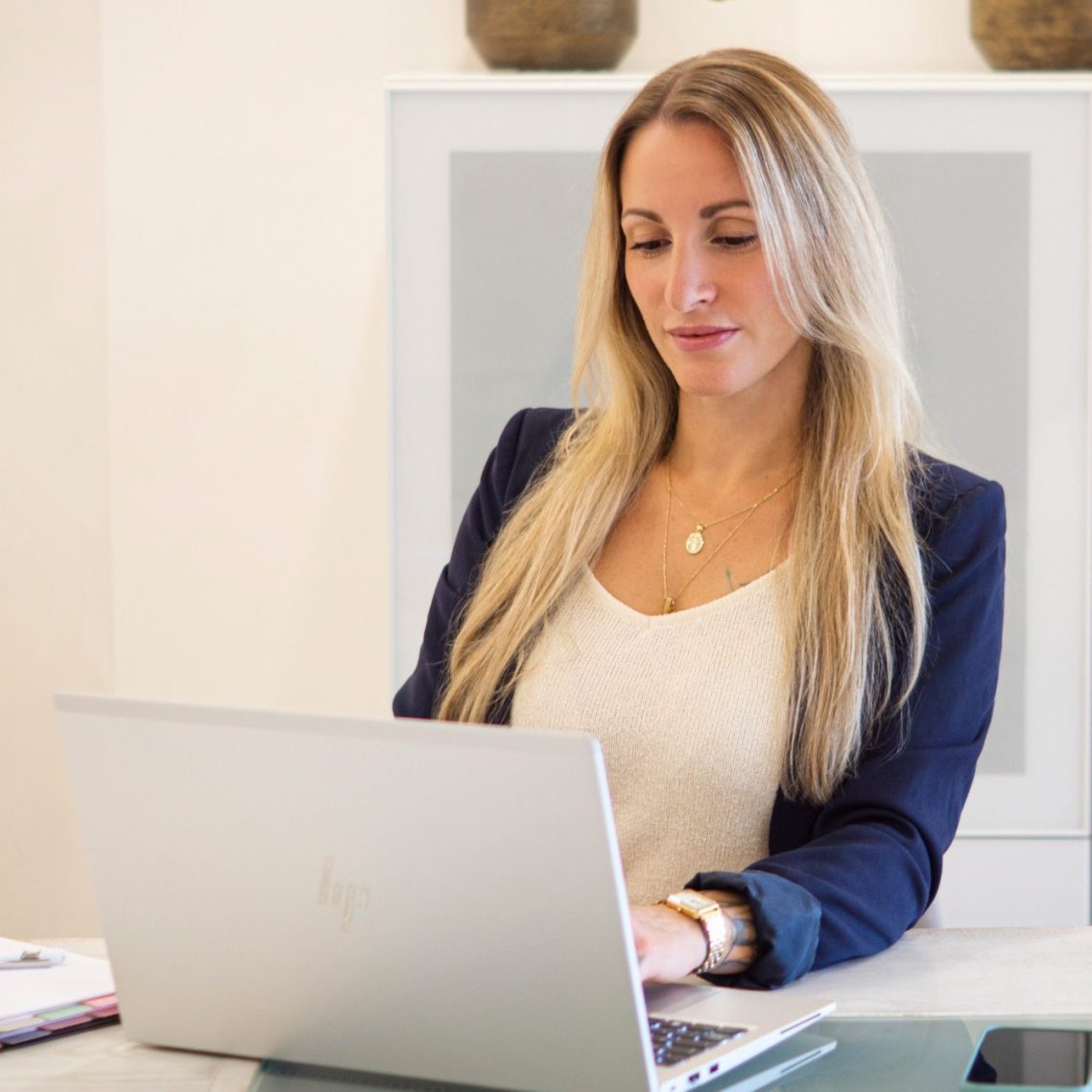 Virtuelle Assistenz Büroservice Albstadt Balingen deutschlandweit Eine Frau mit langen Haaren arbeitet konzentriert am Laptop.